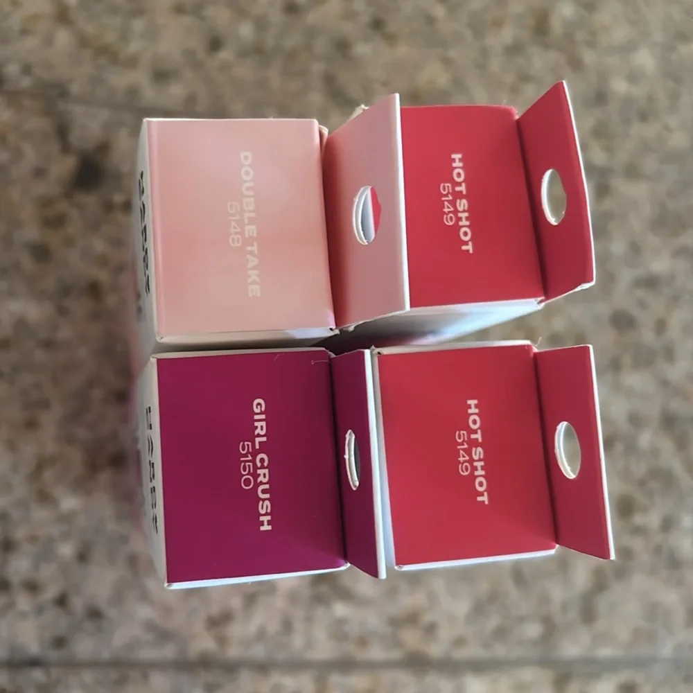 Hard Candy | Face Off Blush 4 Blurring Brush Soft Matte Finish Plush Applicator